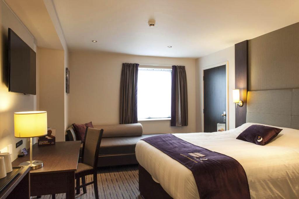 Premier Inn Epsom South 客房 照片