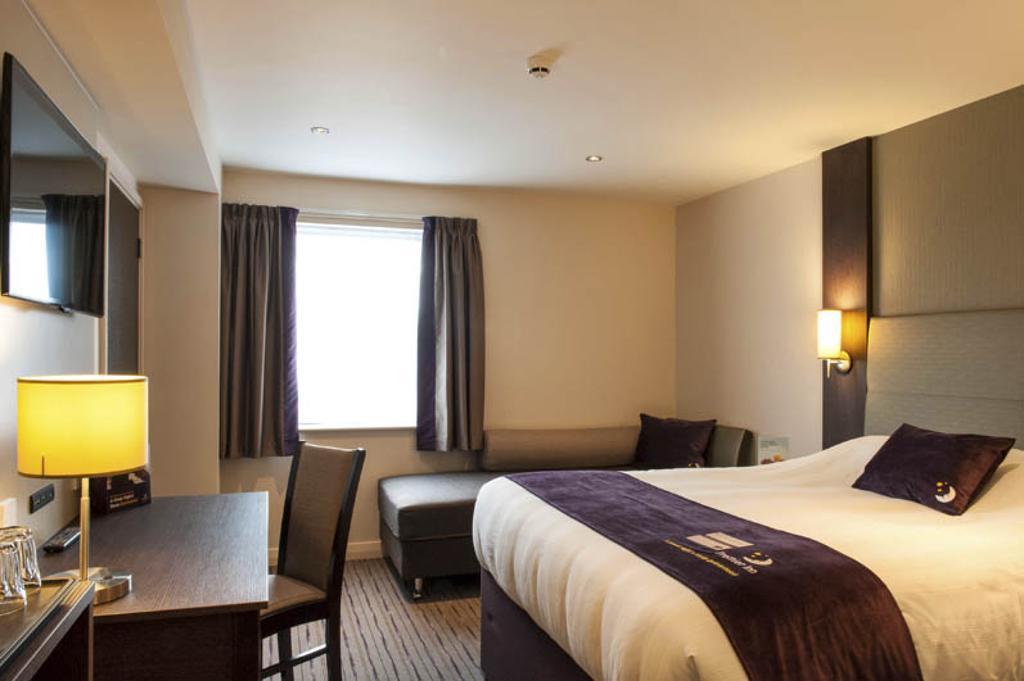 Premier Inn Epsom South 客房 照片