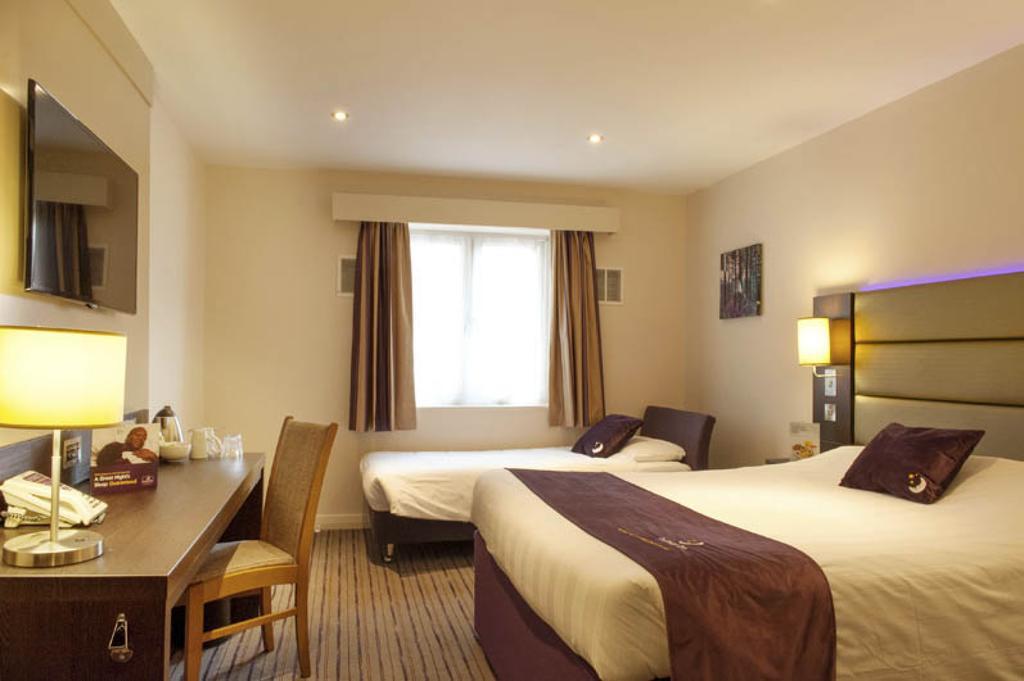 Premier Inn Epsom South 客房 照片