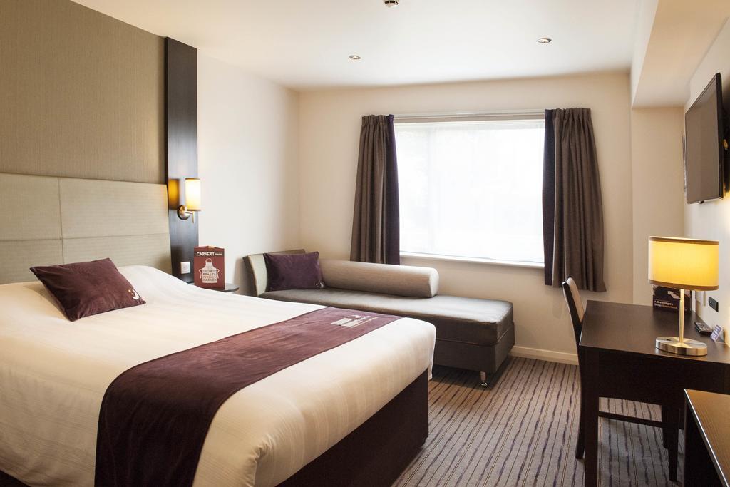 Premier Inn Epsom South 客房 照片